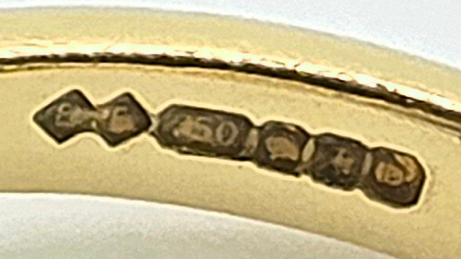 2873: Vintage 18ct Gold Green Garnet & Diamonds 3-Stone Straight Ring