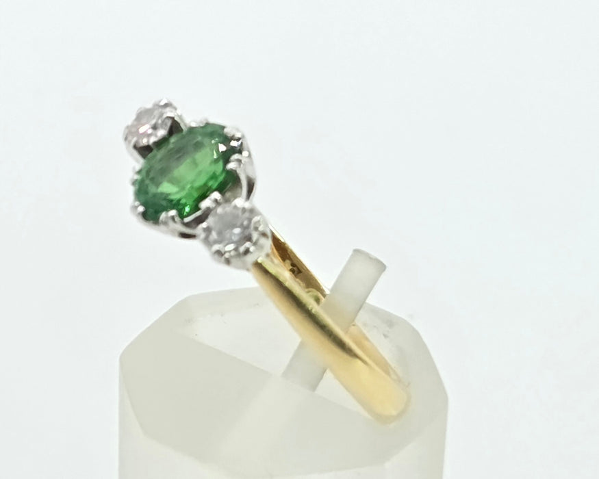 2873: Vintage 18ct Gold Green Garnet & Diamonds 3-Stone Straight Ring