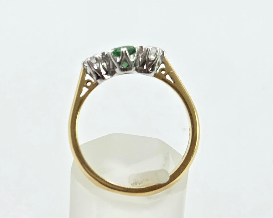 2873: Vintage 18ct Gold Green Garnet & Diamonds 3-Stone Straight Ring
