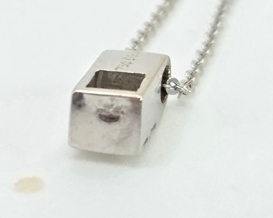 2886: Vintage 18ct White Gold Necklace Diamonds Pendant