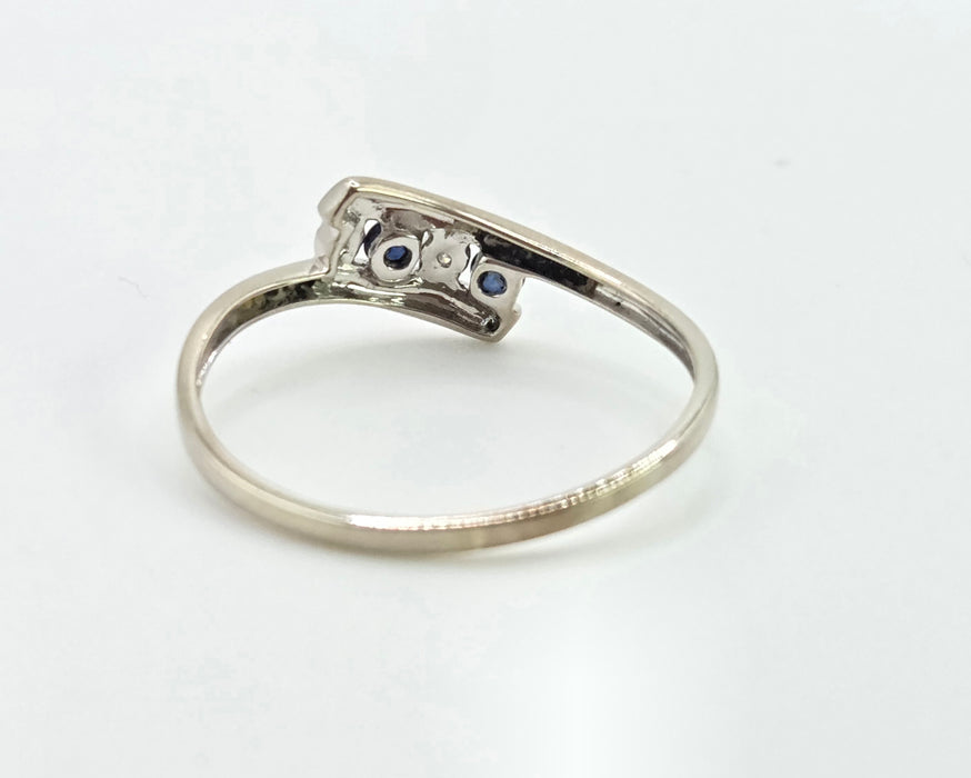 2984: Vintage: 9ct White Gold Blues Sapphires Diamonds Bypass Ring