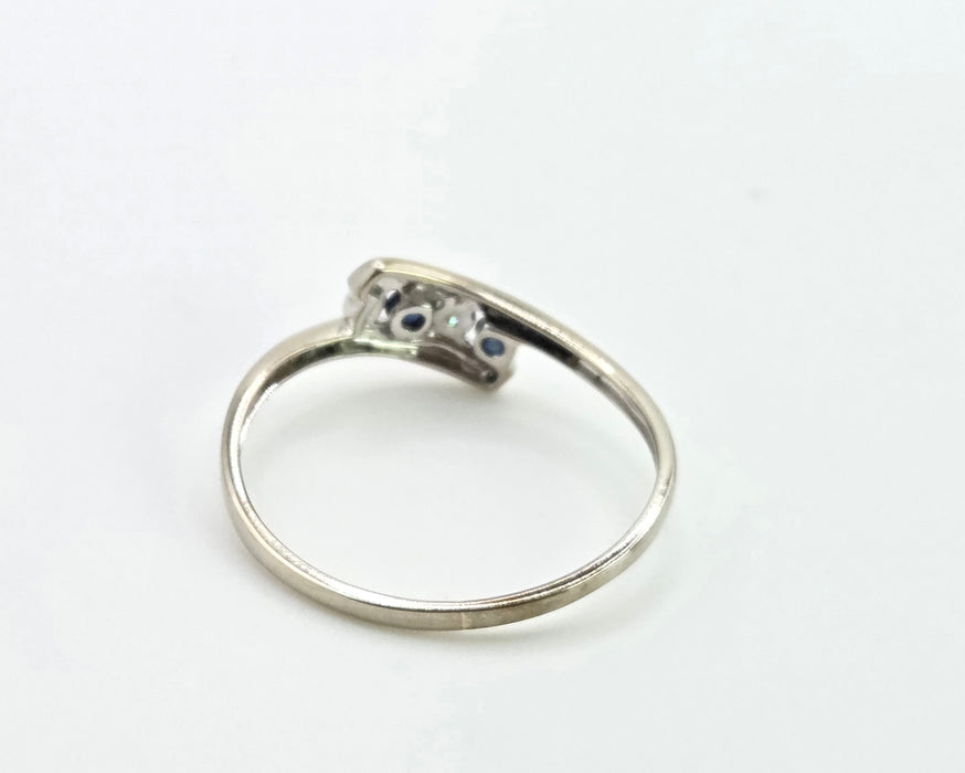 2984: Vintage: 9ct White Gold Blues Sapphires Diamonds Bypass Ring