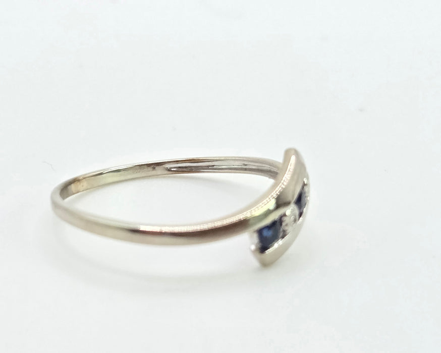 2984: Vintage: 9ct White Gold Blues Sapphires Diamonds Bypass Ring