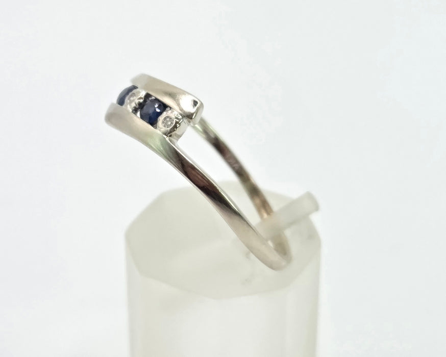 2984: Vintage: 9ct White Gold Blues Sapphires Diamonds Bypass Ring