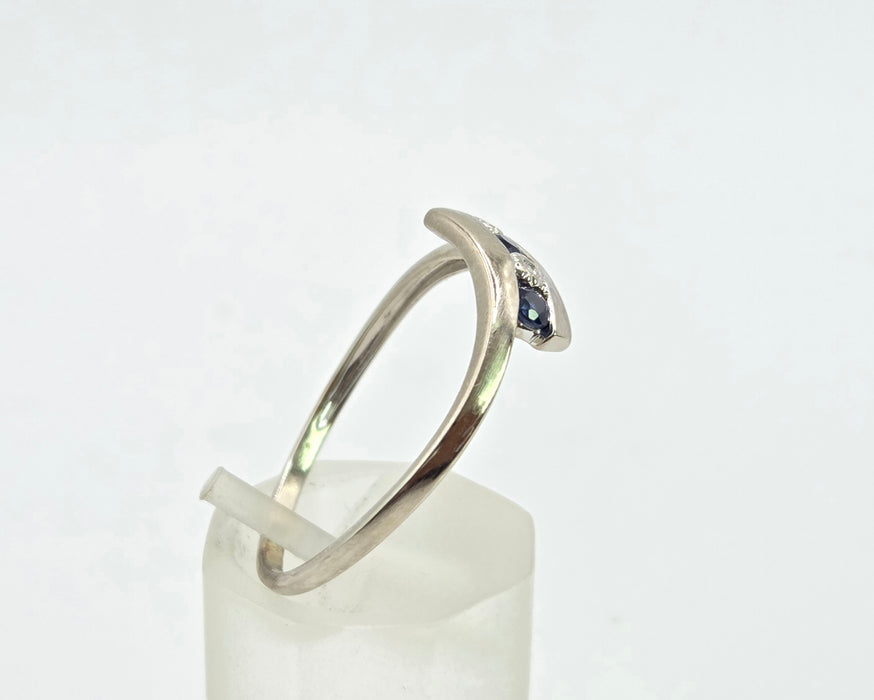 2984: Vintage: 9ct White Gold Blues Sapphires Diamonds Bypass Ring