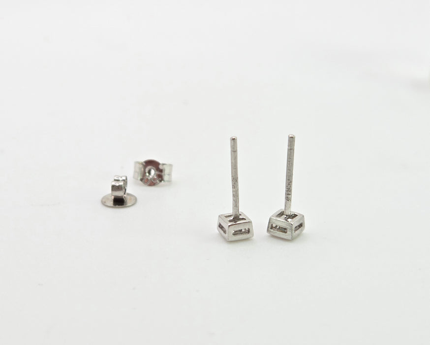 3018: Vintage Platinum Princess Cut Diamond (0.2ct) Stud Earrings