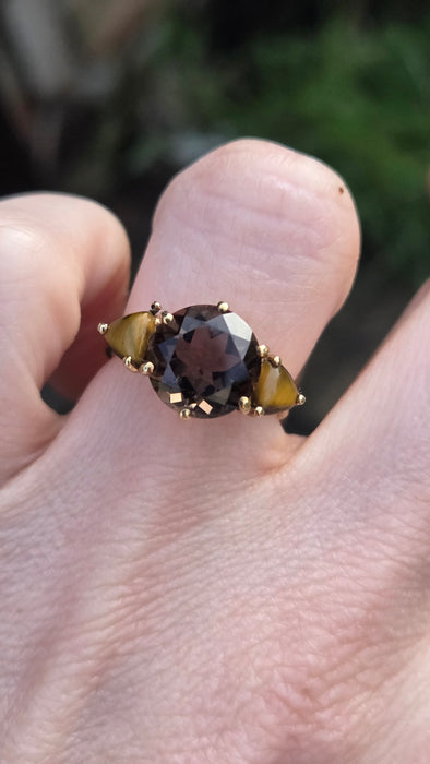 2872: Vintage 9ct Gold Smokey Quartz Tigers Eye Trilogy Ring