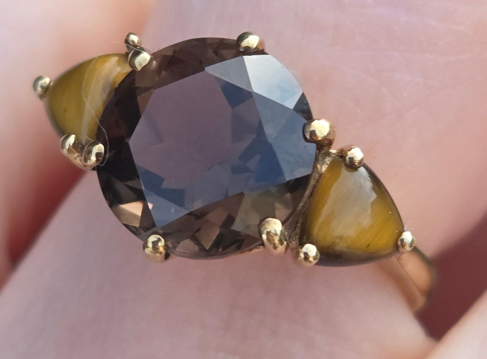 2872: Vintage 9ct Gold Smokey Quartz Tigers Eye Trilogy Ring