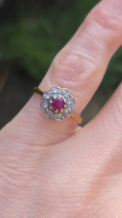 2978: Vintage 18ct Gold Ruby & Diamonds Daisy Flower Head Ring