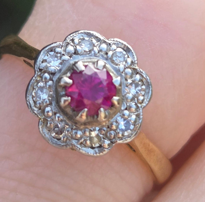 2978: Vintage 18ct Gold Ruby & Diamonds Daisy Flower Head Ring