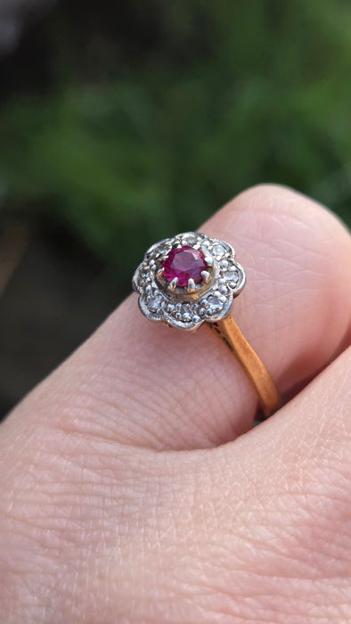 2978: Vintage 18ct Gold Ruby & Diamonds Daisy Flower Head Ring