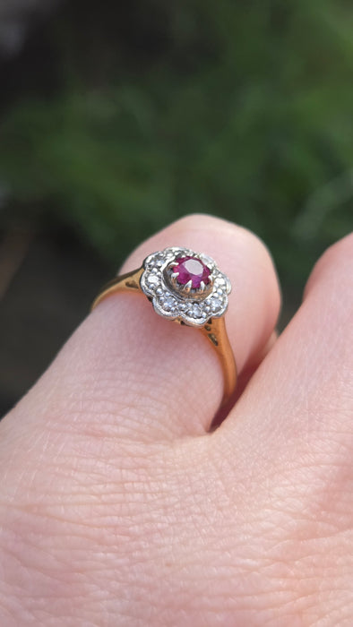 2978: Vintage 18ct Gold Ruby & Diamonds Daisy Flower Head Ring