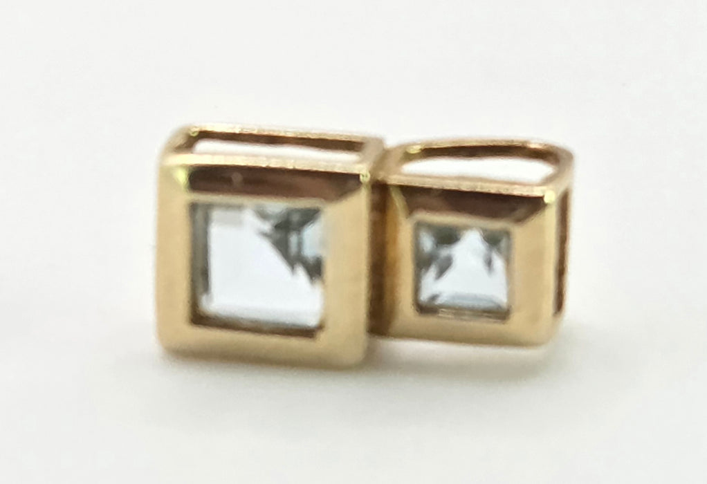 2888: Vintage & Petite 9ct Gold Blue Topaz Pendant