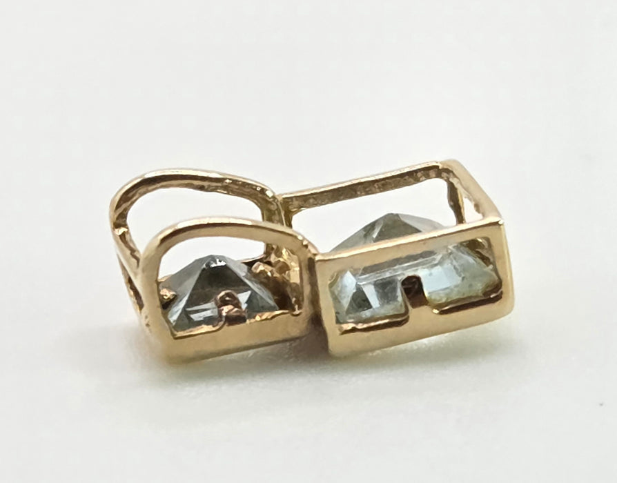2888: Vintage & Petite 9ct Gold Blue Topaz Pendant