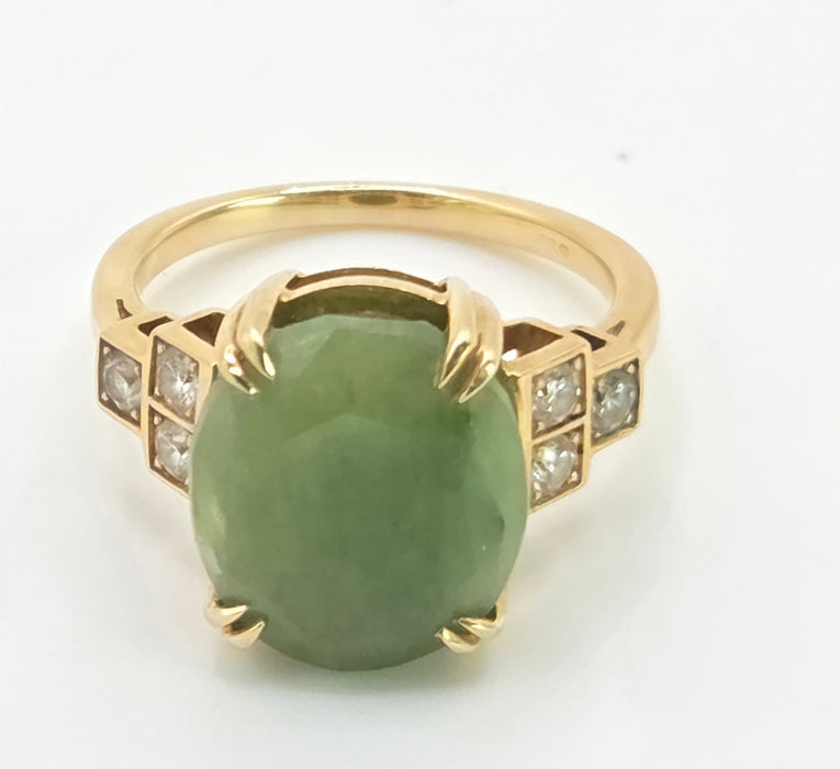 2889: Vintage 18ct Gold Large Cabochon Green Jade (8.18ct) Diamonds Trefoil Set Ring