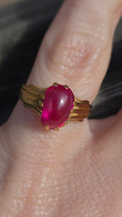 2972: Vintage 18ct Gold Cabochon Cut Ruby Solitaire Ring
