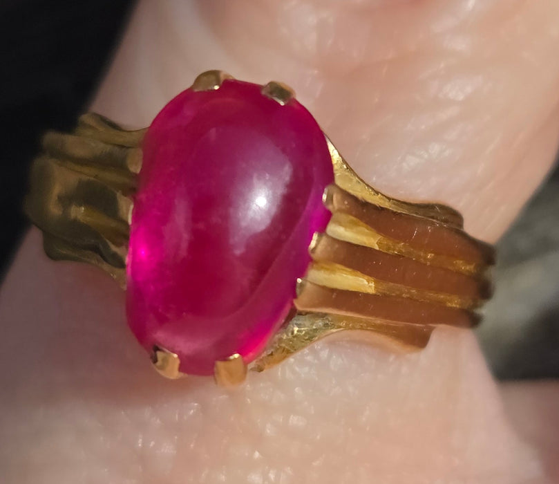 2972: Vintage 18ct Gold Cabochon Cut Ruby Solitaire Ring