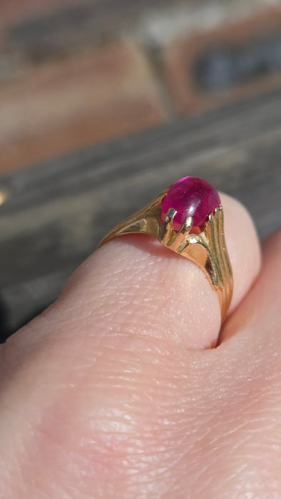 2972: Vintage 18ct Gold Cabochon Cut Ruby Solitaire Ring
