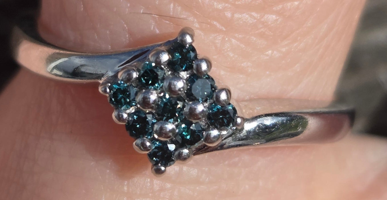 2865: Vintage 9ct White Gold Blue Diamonds Geometric Set Ring
