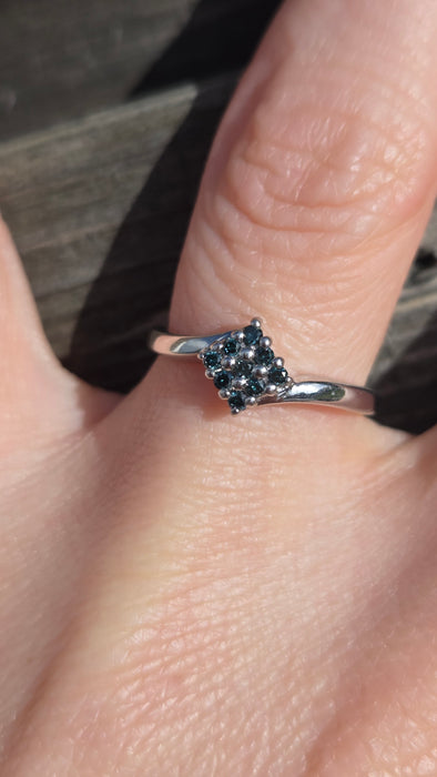 2865: Vintage 9ct White Gold Blue Diamonds Geometric Set Ring