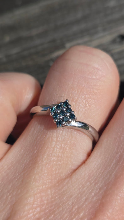 2865: Vintage 9ct White Gold Blue Diamonds Geometric Set Ring