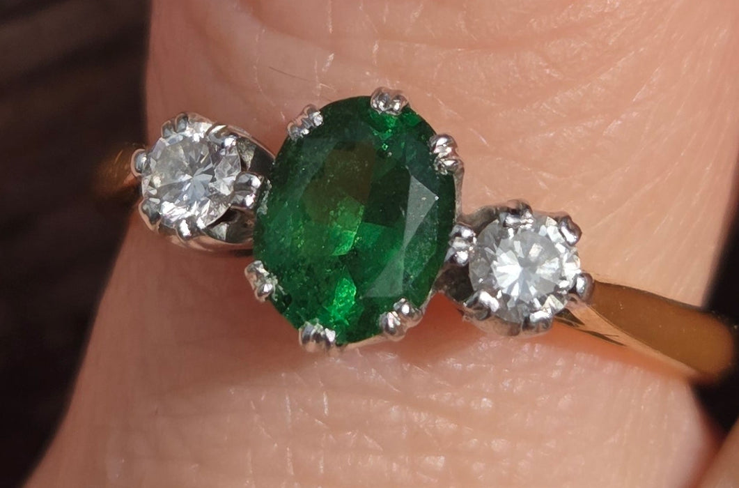 2873: Vintage 18ct Gold Green Garnet & Diamonds 3-Stone Straight Ring