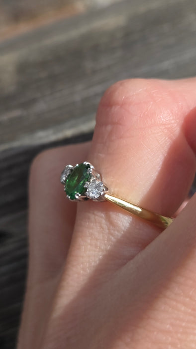 2873: Vintage 18ct Gold Green Garnet & Diamonds 3-Stone Straight Ring