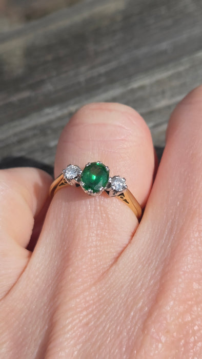 2873: Vintage 18ct Gold Green Garnet & Diamonds 3-Stone Straight Ring