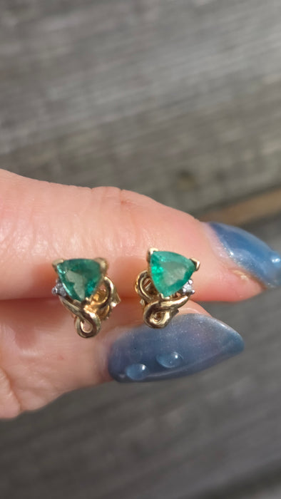 2866: Vintage: 9ct Gold Trillion Cut Emerald & Diamond Stud Earrings