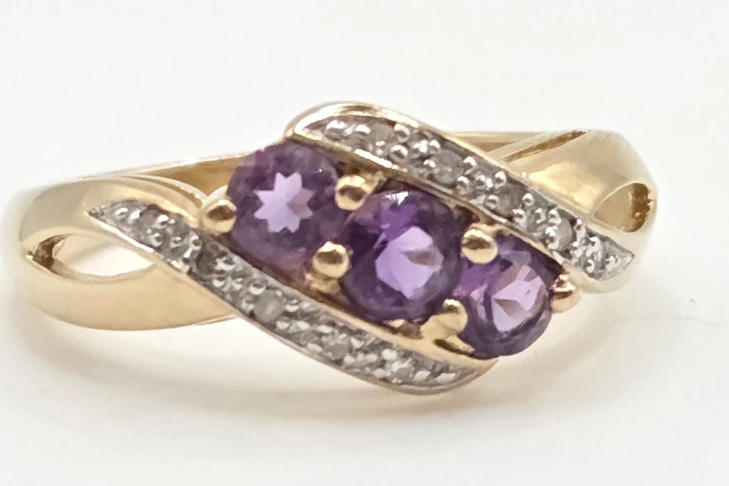 2994: Vintage 9ct Gold Purple Amethyst Trilogy 10 Natural Sparkling Diamonds Ring
