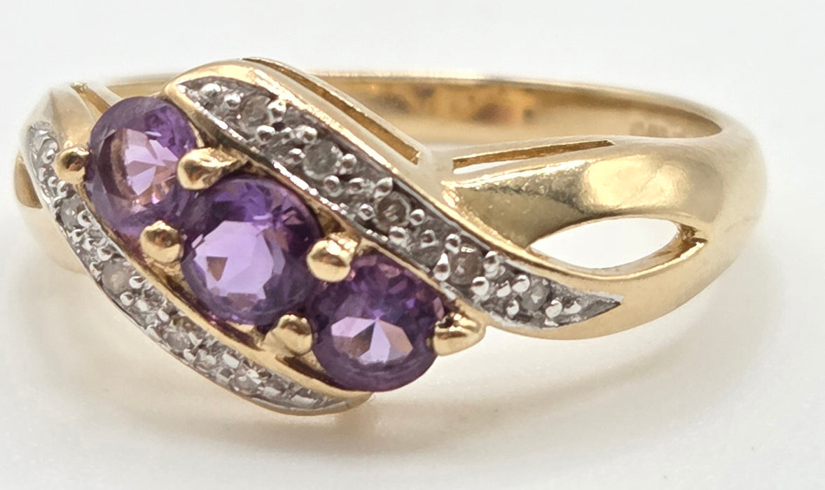 2994: Vintage 9ct Gold Purple Amethyst Trilogy 10 Natural Sparkling Diamonds Ring