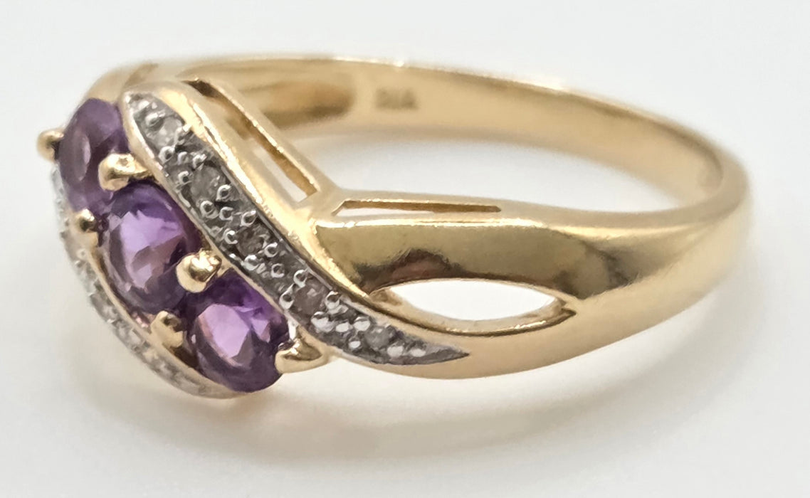 2994: Vintage 9ct Gold Purple Amethyst Trilogy 10 Natural Sparkling Diamonds Ring
