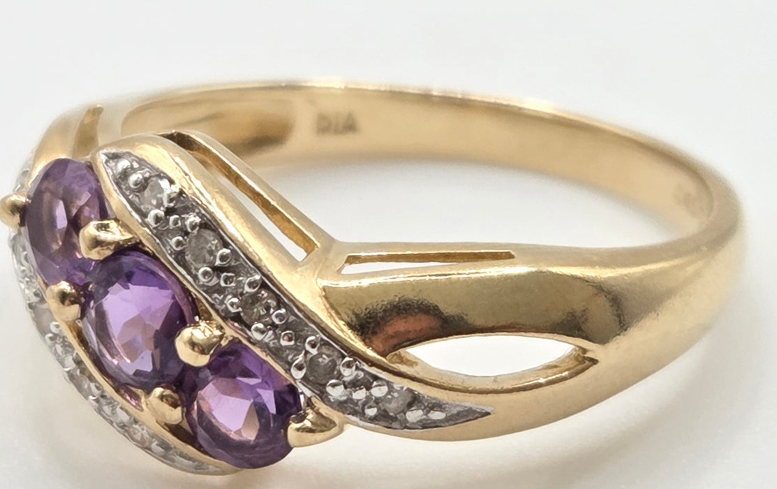 2994: Vintage 9ct Gold Purple Amethyst Trilogy 10 Natural Sparkling Diamonds Ring