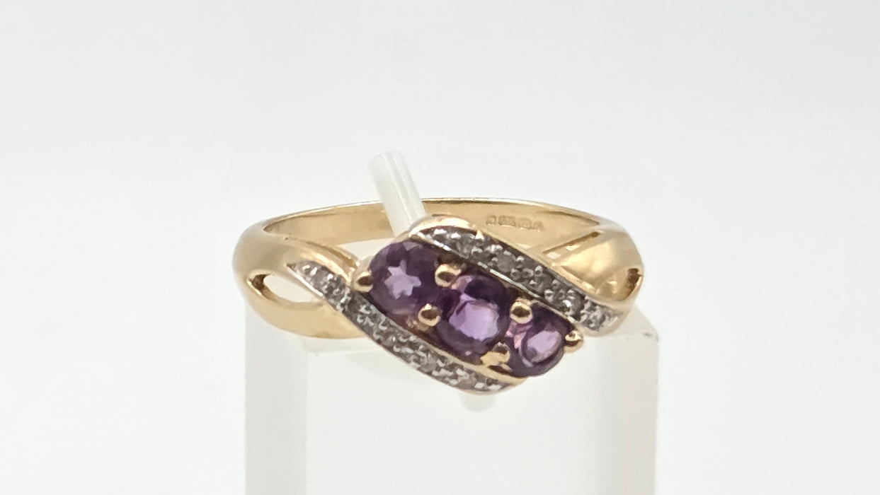 2994: Vintage 9ct Gold Purple Amethyst Trilogy 10 Natural Sparkling Diamonds Ring