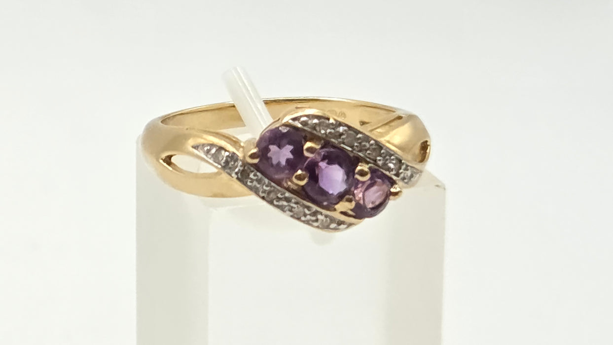 2994: Vintage 9ct Gold Purple Amethyst Trilogy 10 Natural Sparkling Diamonds Ring