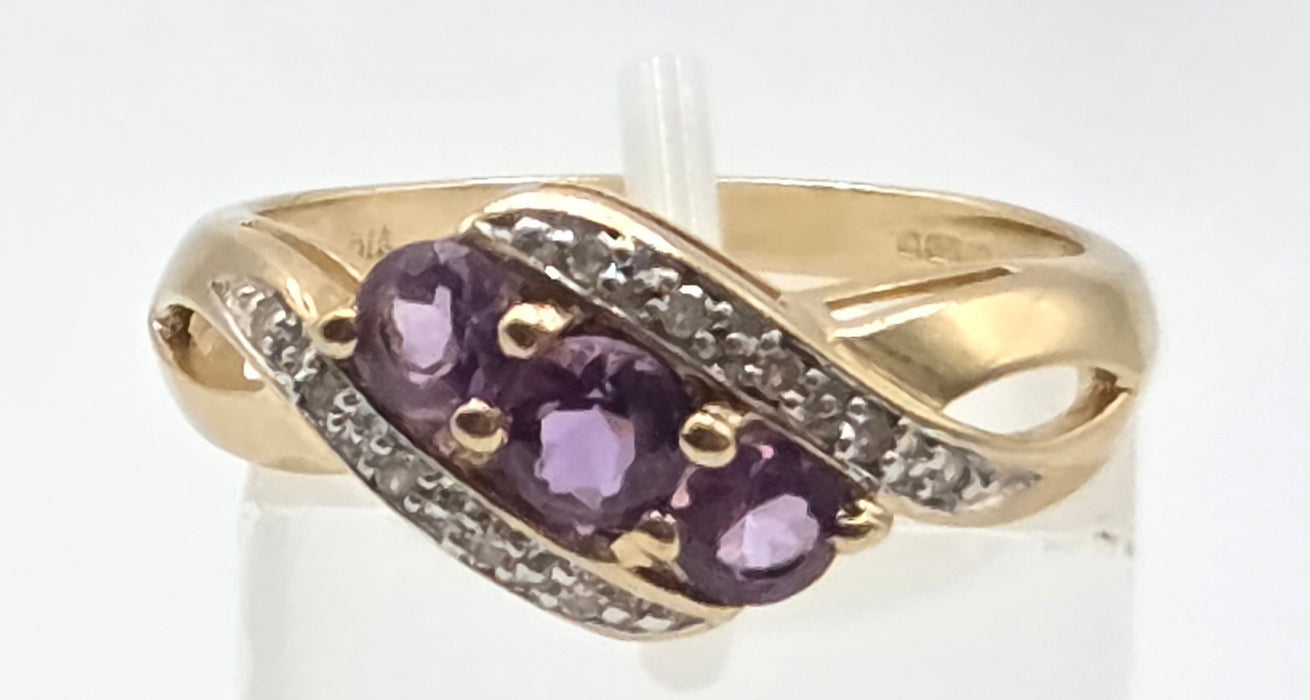 2994: Vintage 9ct Gold Purple Amethyst Trilogy 10 Natural Sparkling Diamonds Ring