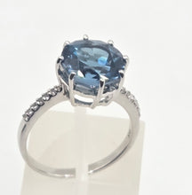 Load image into Gallery viewer, 3001: Vintage 9ct Gold Round Faceted- Cut Blue Topaz Ring
