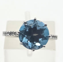 Load image into Gallery viewer, 3001: Vintage 9ct Gold Round Faceted- Cut Blue Topaz Ring
