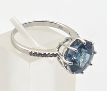 Load image into Gallery viewer, 3001: Vintage 9ct Gold Round Faceted- Cut Blue Topaz Ring
