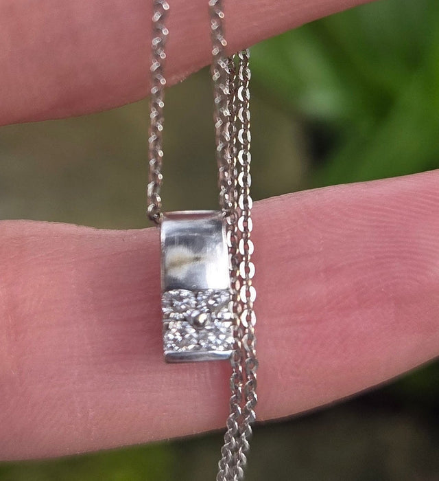 2886: Vintage 18ct White Gold Necklace Diamonds Pendant