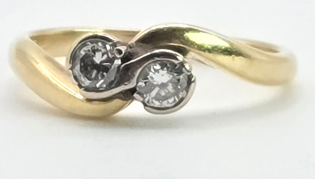 3024: Vintage 18ct Gold Twin Diamonds Crossover Ring