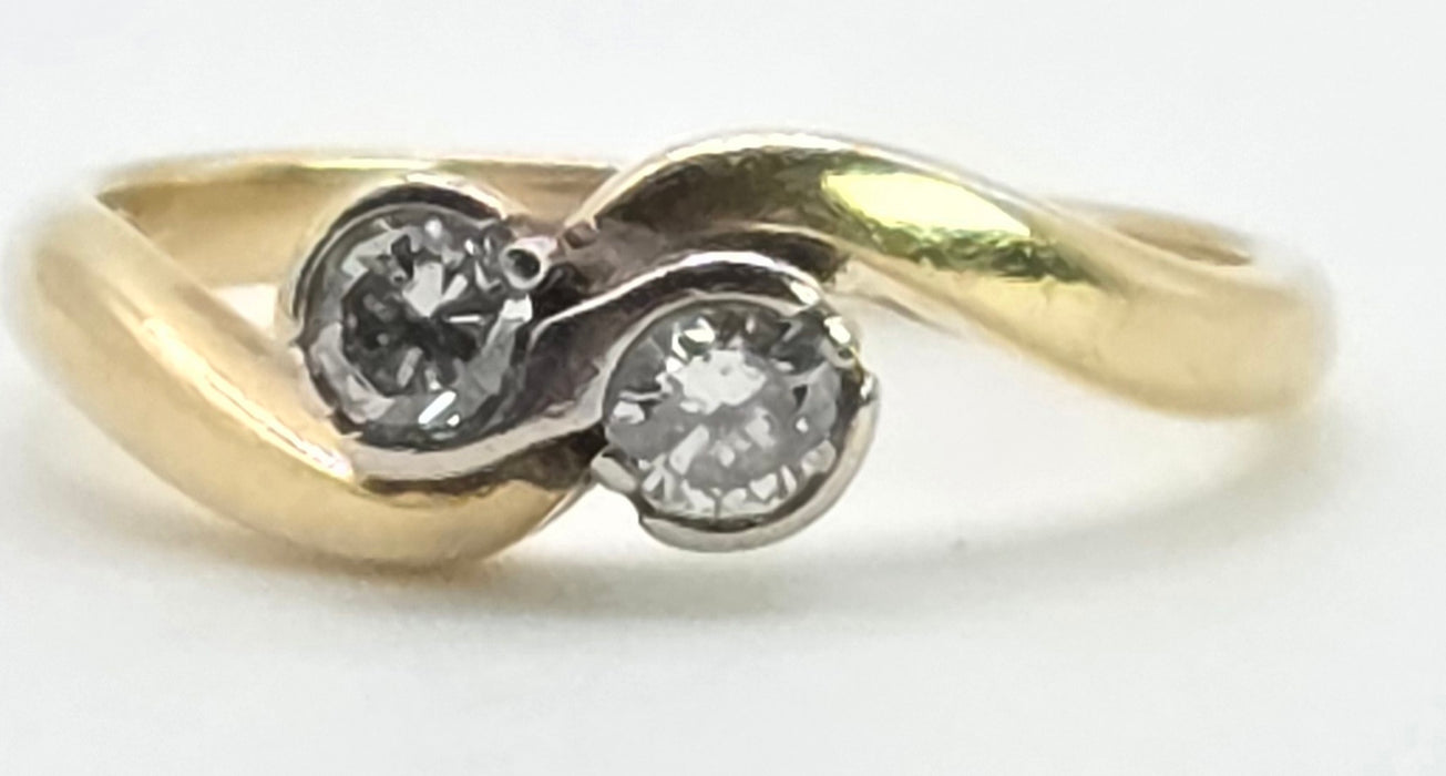 3024: Vintage 18ct Gold Twin Diamonds Crossover Ring
