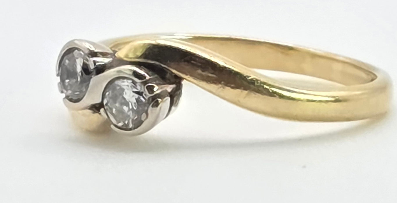 3024: Vintage 18ct Gold Twin Diamonds Crossover Ring