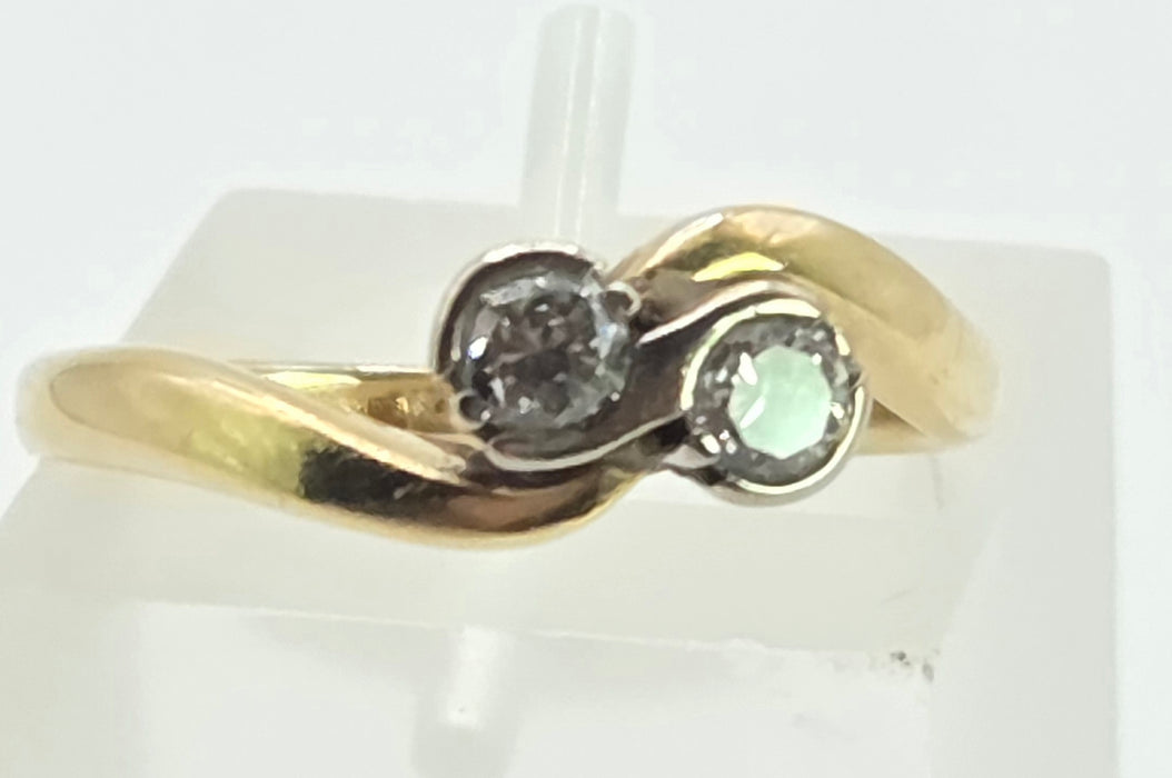 3024: Vintage 18ct Gold Twin Diamonds Crossover Ring
