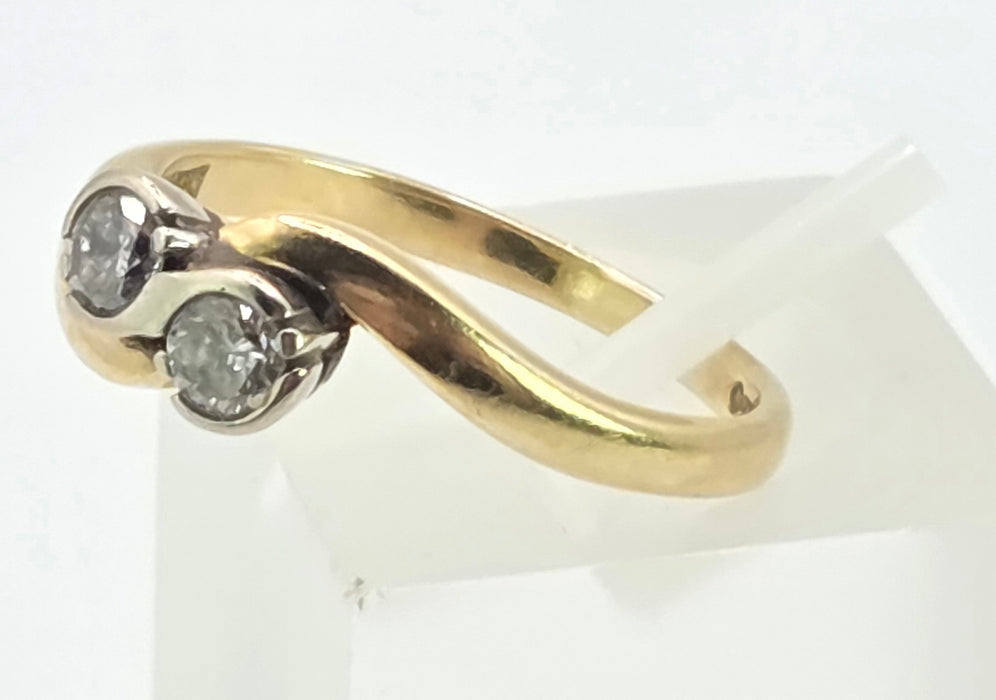 3024: Vintage 18ct Gold Twin Diamonds Crossover Ring