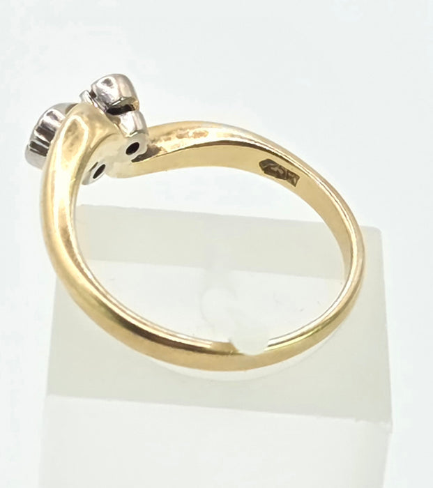 3024: Vintage 18ct Gold Twin Diamonds Crossover Ring