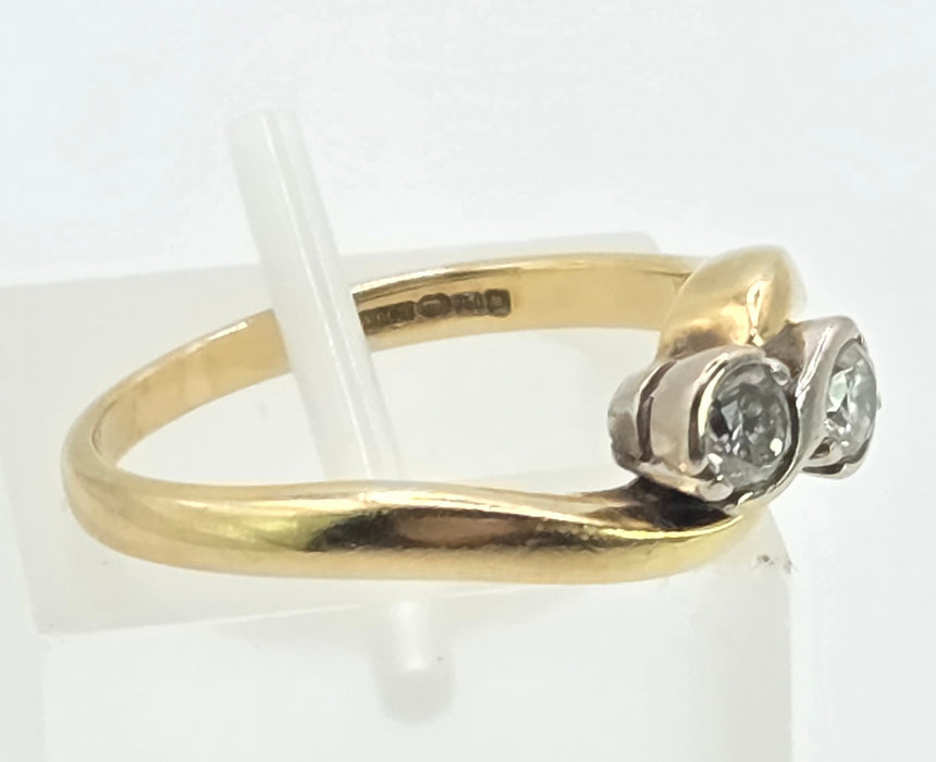 3024: Vintage 18ct Gold Twin Diamonds Crossover Ring