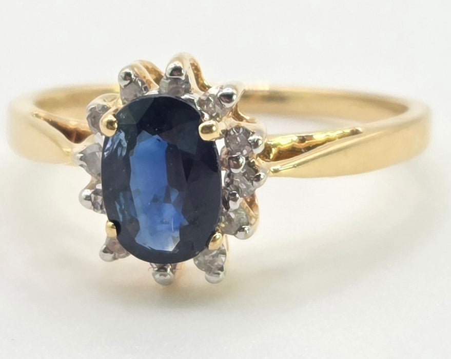 3118: Vintage & Petite 18ct Gold Cornflower Blue Sapphire 12 Diamonds Cluster Ring
