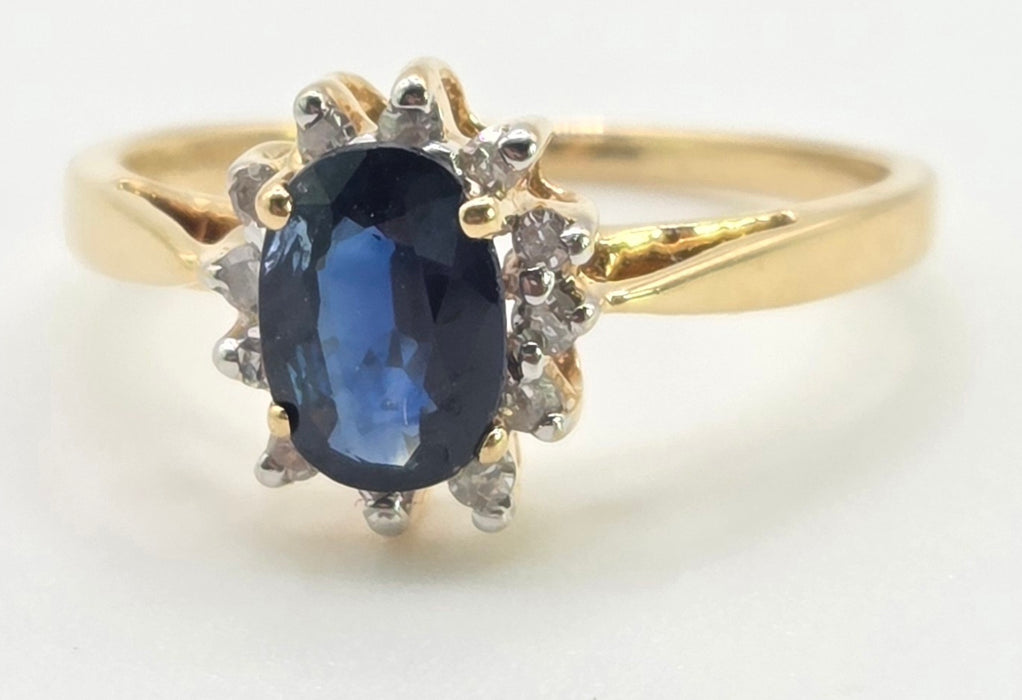 3118: Vintage & Petite 18ct Gold Cornflower Blue Sapphire 12 Diamonds Cluster Ring