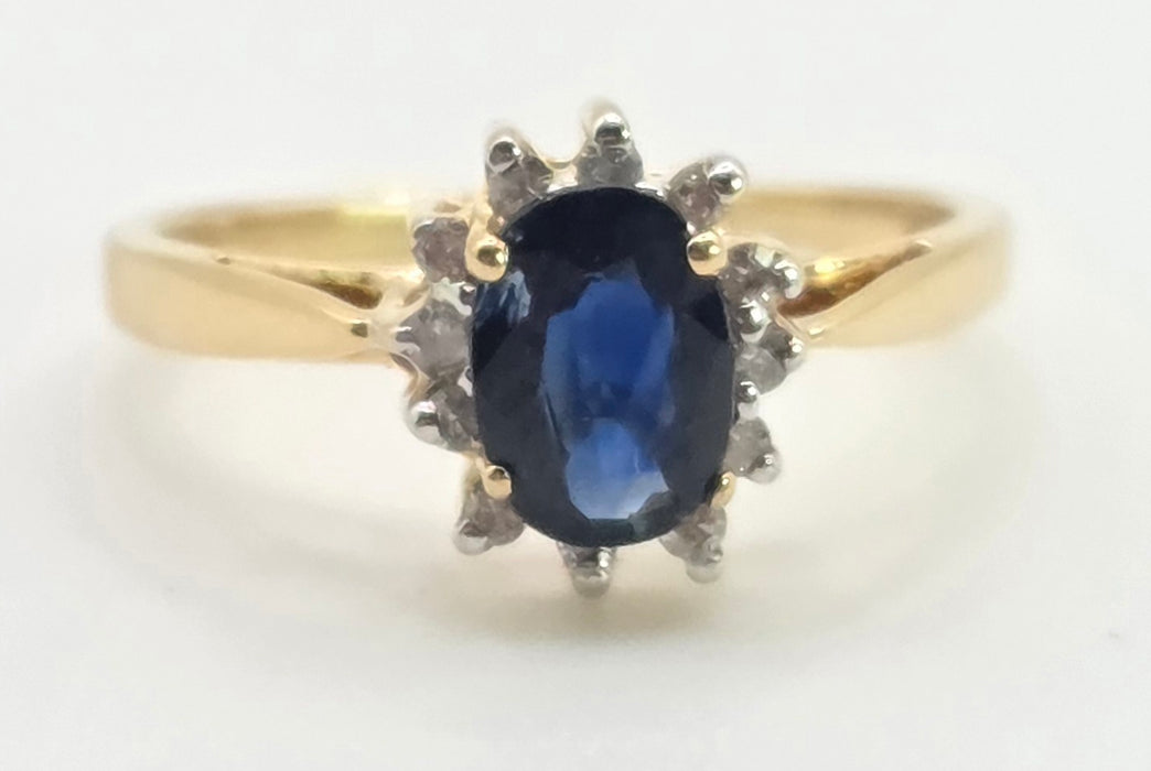 3118: Vintage & Petite 18ct Gold Cornflower Blue Sapphire 12 Diamonds Cluster Ring